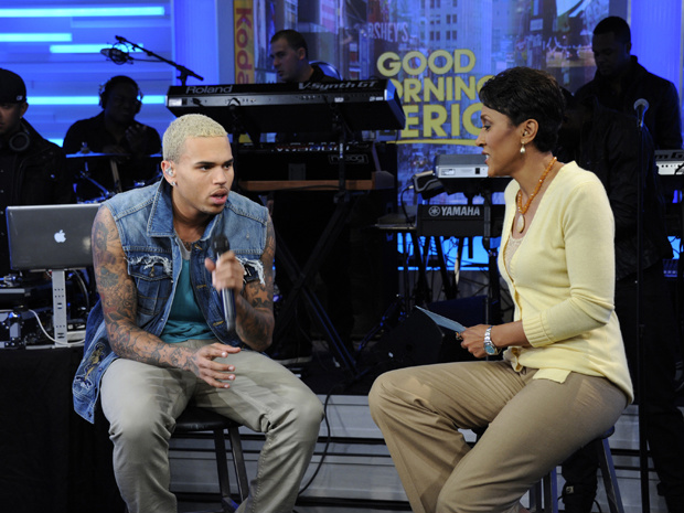 Chris Brown com a apresentadora Robin Roberts durante a gravação do \"Good morning America\" nesta terça-feira - Crédito: Foto: AP