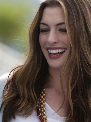 No Rio, Anne Hathaway diz que adorou tomar
cachaça e levará artesanato na mala - Crédito: Foto: AP