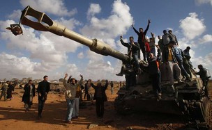 Rebeldes comemoram conquista de tanque das
tropas de Kadhafi na Líbia
 - Crédito: Foto: Goran Tomasevic/Reuters