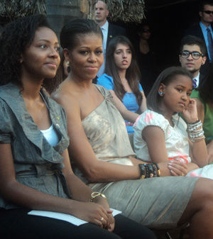 Raquel Silva, Michelle Obama e a filha Sasha em
Brasília, no sábado - Crédito: Foto: Arquivo pessoal