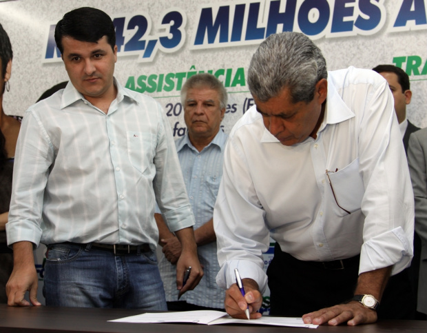 André Puccinelli assina convênios que garantem recursos para os municípios - Crédito: Foto: Rachid Waqued