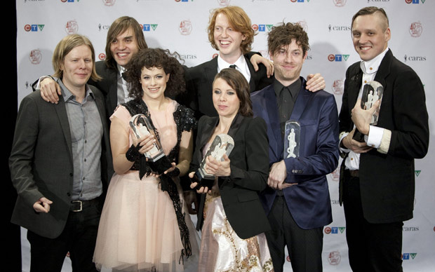 Músicos da banda Arcade Fire posam com troféus do Juno - Crédito: Foto: Darren Calabrese/The Canadian Press/AP