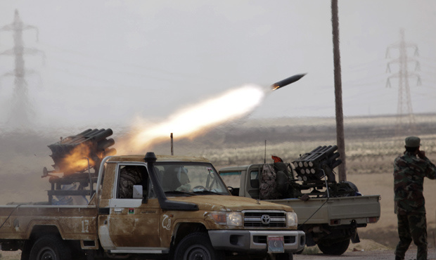 Rebeldes lançam foguete contra forças de Kadhafi nesta quinta-feira - Crédito: Foto: AP
