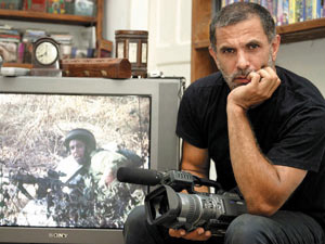 O ator e diretor israelense Juliano Mer-Khamis em
sua casa em Haifa, em foto de 2004 - Crédito: Foto: Alex
Rozkovsky / AP