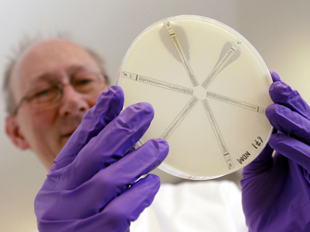 Desenvolvimento de superbactérias ameaça futuro da medicina - Crédito: Foto: Suzanne Plunkett/Reuters
