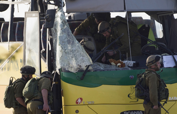 Ônibus escolar atingido por míssil em Israel, próximo à fronteira com a Faixa de Gaza, nesta quinta-feira - Crédito: Foto: AP