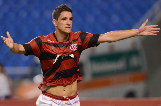 Flamengo vence e se classifica com show de Thiago Neves - 