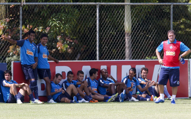 Lateral Vitor chega para realizar os primeiros exames no Cruzeiro - 