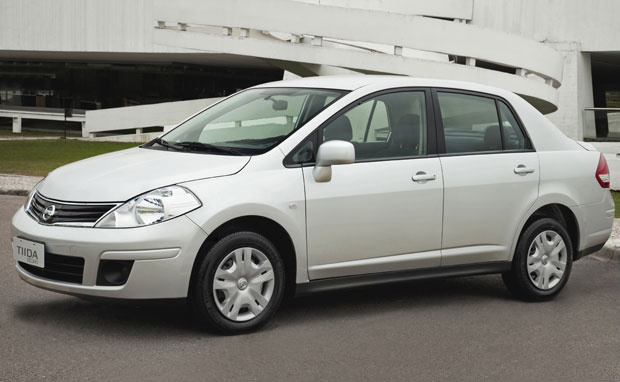 Nissan disponibiliza o Tiida também na cor branca - Crédito: Foto: Divulgação/Nissan