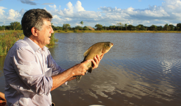 Prefeito Murilo Zauith ajudou a soltar os peixes no lago ontem à tarde - Crédito: Foto: Hédio fazan/PROGRESSO