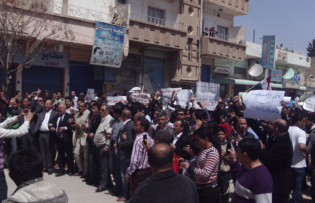 Manifestantes protestam contra o governo da Síria em Qamishli - Crédito: Foto: Reuters