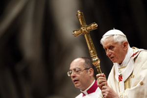 Papa Bento XVI realiza vigília de Páscoa na basílica
de São Pedro - Crédito: Foto: Alessandro Bianchi /Reuters