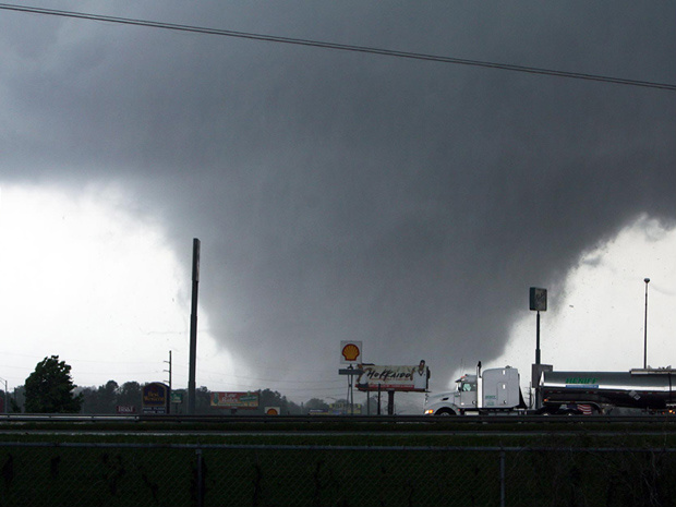 Tornado se aproxima de Tuscaloosa, no Alabama, nesta quarta-feira - Crédito: Foto: AP Photo/The Tuscaloosa News, Dusty Compton