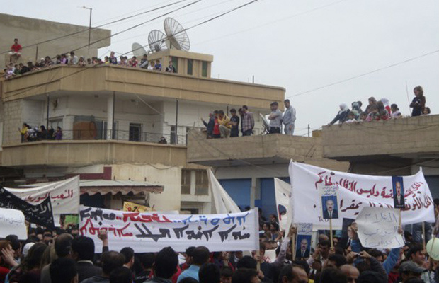 Manifestantes protestam contra o governo da Síria nesta sexta-feira - Crédito: Foto: AP