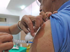 Idoso é vacinado contra gripe em posto de saúde
de Brasília neste sábado - Crédito: Foto: Agência Brasil