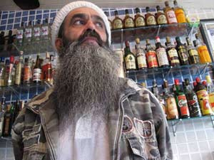 Comerciante Francisco Fernandes vai manter
visual de sósia de Bin Laden - Crédito: Foto: Cassio
Barco/Globoesporte.com