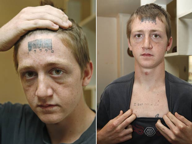 Stetson Johnson exibe tatuagens que foram feitas por agressores. - Crédito: Foto: Sue Ogrocki/AP