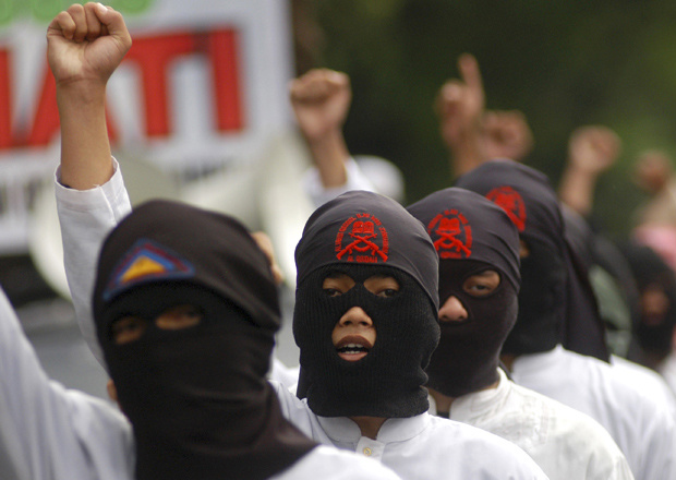 Jovens indonésios fazem ato pró-Bin Laden em Solo, na Indonésia, nesta sexta-feira - Crédito: Foto: AP