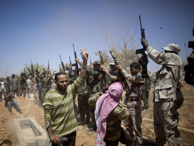 Rebeldes líbios enterram nesta terça-feira - Crédito: Foto: AP