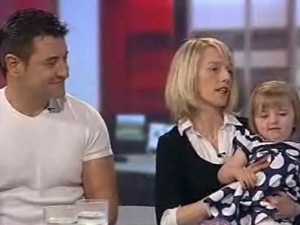 Angelina Mills e seus pais. A menina apresentou os
sintomas da síndrome de Sturge-Weber. - Crédito: Foto: BBC