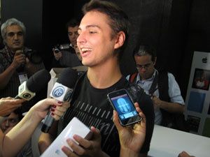 O estudante Pedro Wilson foi o primeiro a comprar
o iPad 2 no Brasil - Crédito: Foto: Carlos Giffoni/G1