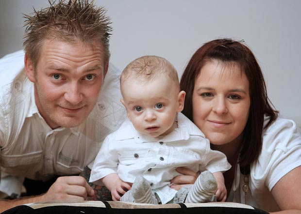Bebê Alfie Green com os pais Leonard Bratt, de 25 anos, e Stacey Green, de 24. - Crédito: Foto: Worldwide Features/Barcroft Media/Getty Images