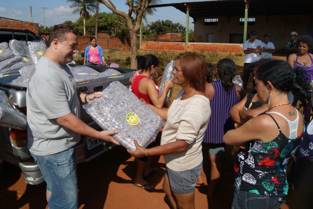 Binho da Erva Mate Caseira entrega cobertores para famílias acampadas - Crédito: Foto : Marcelo Humberto/PROGRESSO