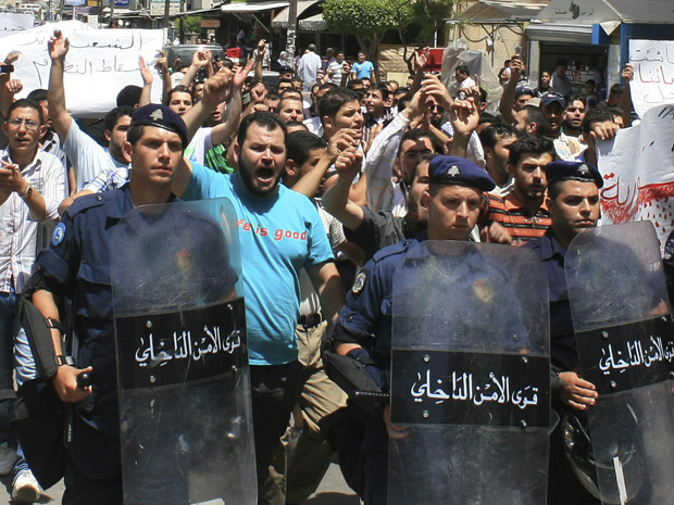 Manifestantes sírios protestam contra o regime de Assad nesta sexta-feira - Crédito: Foto: AP