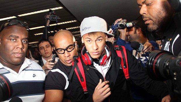Neymar saiu escoltado no desembarque do Santos em Cumbica - Crédito: Foto: Ag. Estado