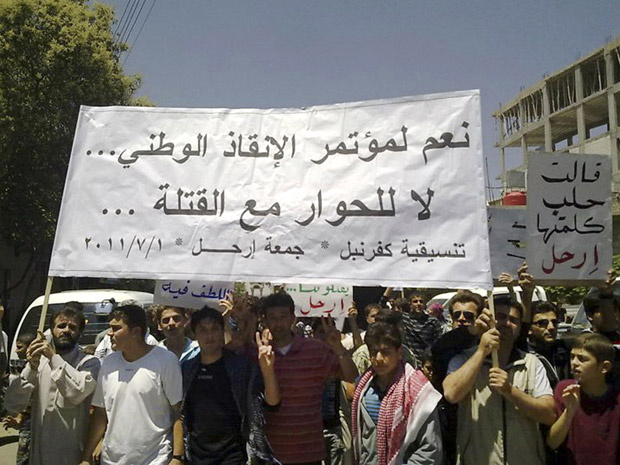 Manifestantes protestam contra o governo da Síria em Kfar Nebel, noroeste do país, nesta sexta-feira - Crédito: Foto: AP