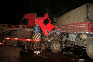 Caminhoneiro perdeu direção do veículo e colidiu
com carretas - Crédito: Foto: PC de Souza/Ed. de Notícias