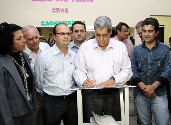Observado por Barbosinha, governador assina ordem de serviço para obras no Cachoeirinha - Crédito: Foto: Divulgação