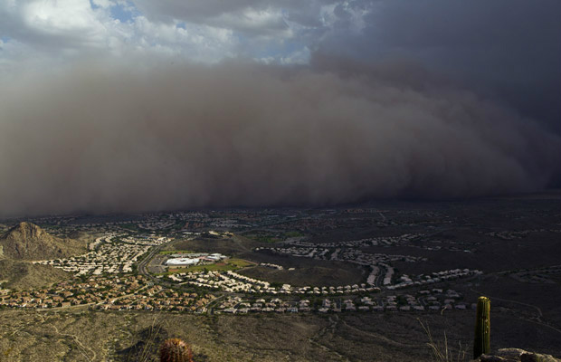 Tempestade de areia sobre Phoenix, no Arizona, nesta segunda-feira - Crédito: Foto: AP
