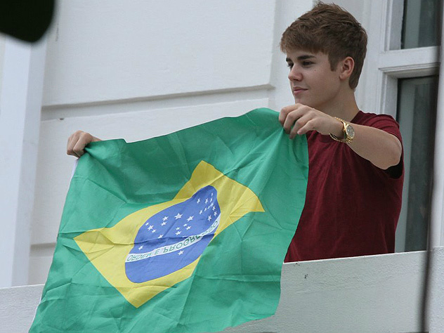 Justin Bieber apareceu na sacada e fez a alegria das fãs que estavam do lado de fora - Crédito: Foto: AgNews