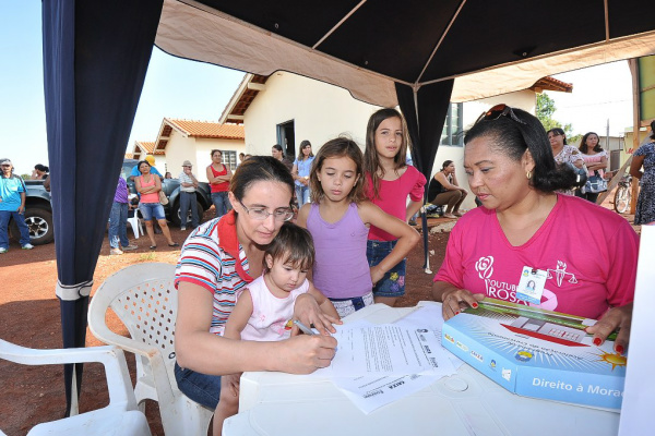 Lucicleide Pereira Maia assina documento de entrega da casa no Residencial Nilson do Nascimento - Crédito: Foto : A. Frota