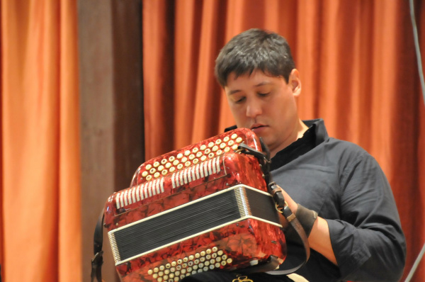 O acordeonista e chamamecero Alejandro Brittes é natural de Buenos Aires e é um dos mais expressivos músicos da Argentina. - Crédito: Foto: Divulgação