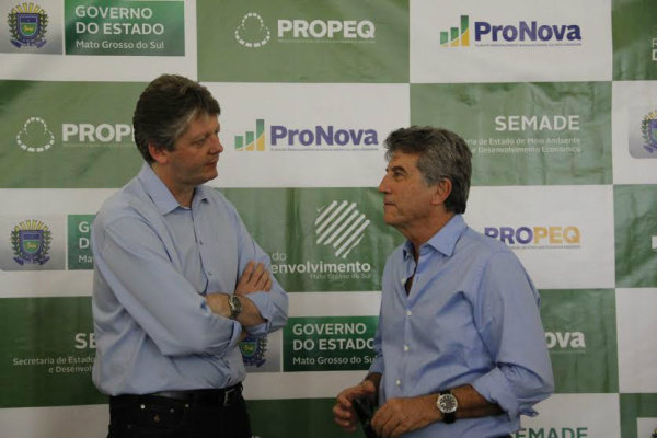 Prefeito Murilo com o secretário Jaime Verruk recebendo o estudo e discutindo investimentos. - Crédito: Foto: Chico Leite