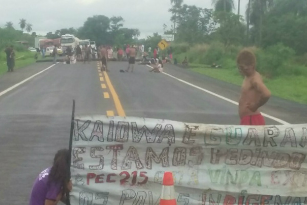 Indígenas bloquearam rodovia por quase três horas. - Crédito: Foto: PRF