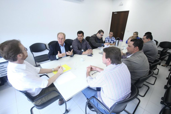 Vereadores e o promotor Ricardo Rotunno discutem cobrança de IPTU nos distritos de Dourados. - Crédito: Foto:  Thiago Morais/ CMD