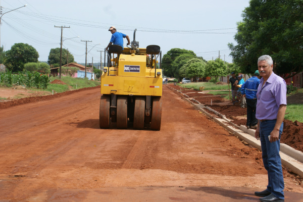 Prefeito Mário Valério no local das obras de pavimentação asfáltica na cidade de Caarapó. - Crédito: Foto: Dilermano Alves