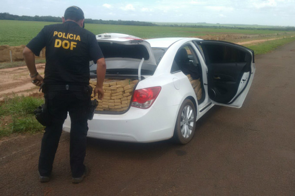 Carro abarrotado de maconha foi interceptado após troca de tiros entre traficantes e policiais do DOF. - Crédito: Foto: Divulgação