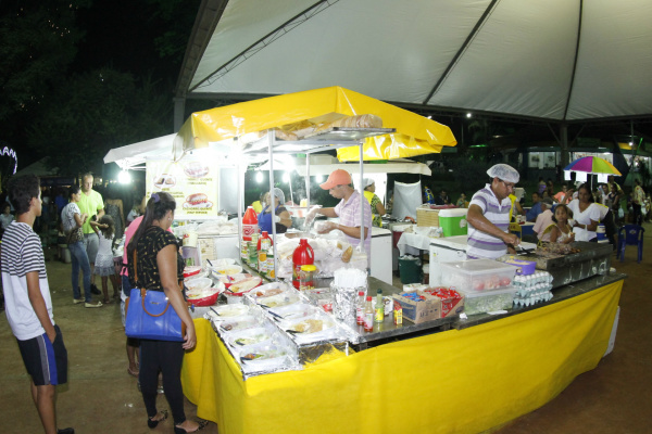 Praça de Alimentação é um sucesso e agrada empreendedores que fornecem alimentos para a população que vai se divertir no Dourados Brilha. - Crédito: Foto: Chico Leite