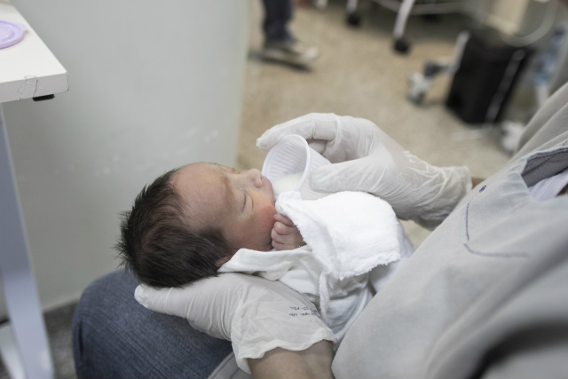 Leite coletado é destinado aos bebês internados na UTI Neonatal, na Unidade de Cuidados Intermediários do hospital. - Crédito: Foto: Divulgação