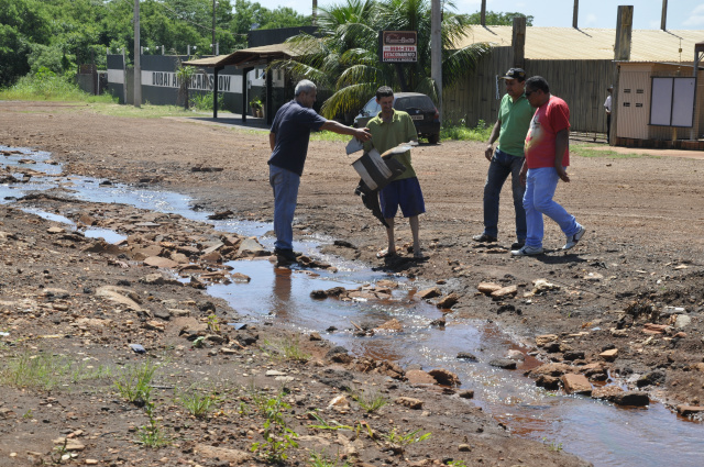 Moradores e donos de comércios pedem canalização de minas no bairro. - Crédito: Foto: Hedio Fazan