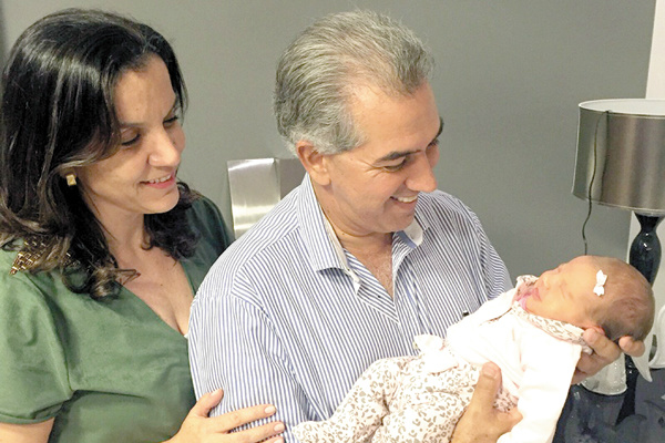 O governador Reinaldo Azambuja e sua esposa, Fátima Azambuja, felizes com o presente de início de ano, a netinha Alice, filha de Rodrigo e Ísis, que trouxe mais felicidade para a família. - 