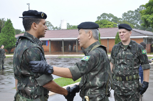 Tenente-coronel Dornelas, general de Brigada Rui Yutaka Matsuda e Marcelo Gomes da Silva. - Crédito: Foto: Hedio Fazan