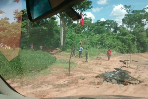 Índios impediram acesso à fazenda invadida na sexta-feira. Foto: Marcos Santos - 