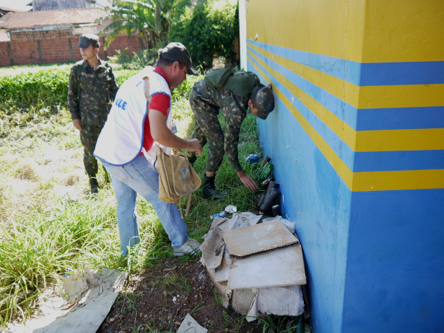 Agentes de endemias e militares do Exército fazem varredura em imóveis para detectar focos do Aedes. - Crédito: Foto: Assecom