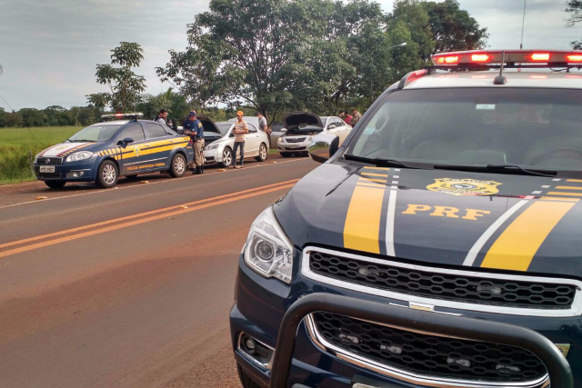 PRF põe fim a sequestro, recupera veículo e oito são presos. - Crédito: Foto: Divulgação/PRF