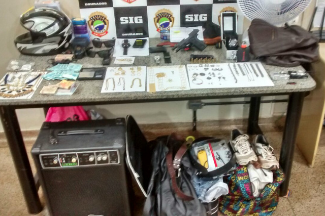Nas casas dos envolvidos foram apreendidos diversos produtos furtados, dinheiro e um revólver 380. - Crédito: Foto: Divulgação/SIG